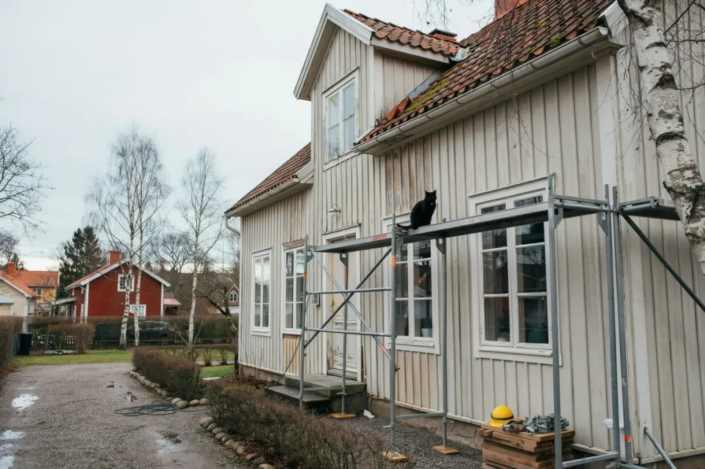 montera eller hyra byggst llning smartaste valet f r villa gare inf r fasad och takjobb